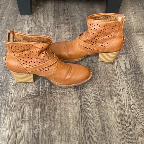 Ankle Boot - Picture 3 of 6